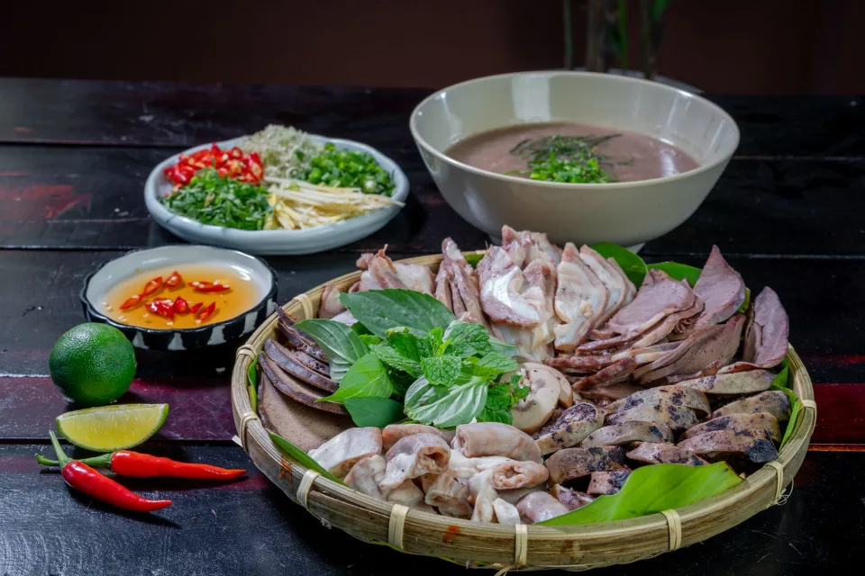 Bàn ăn tại Lê Minh Thọ